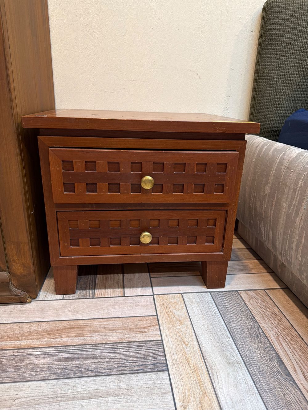 2 bedside cabinets