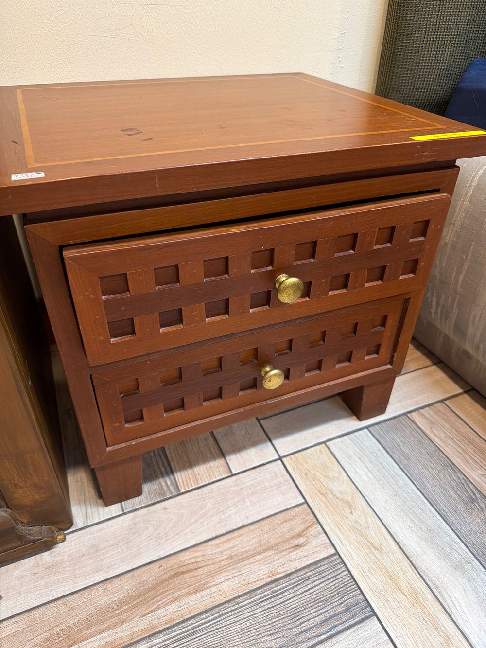 2 bedside cabinets